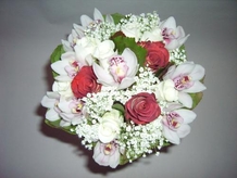 Bouquet rond roses cymbidium