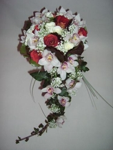 Bouquet cascade roses orchid?e